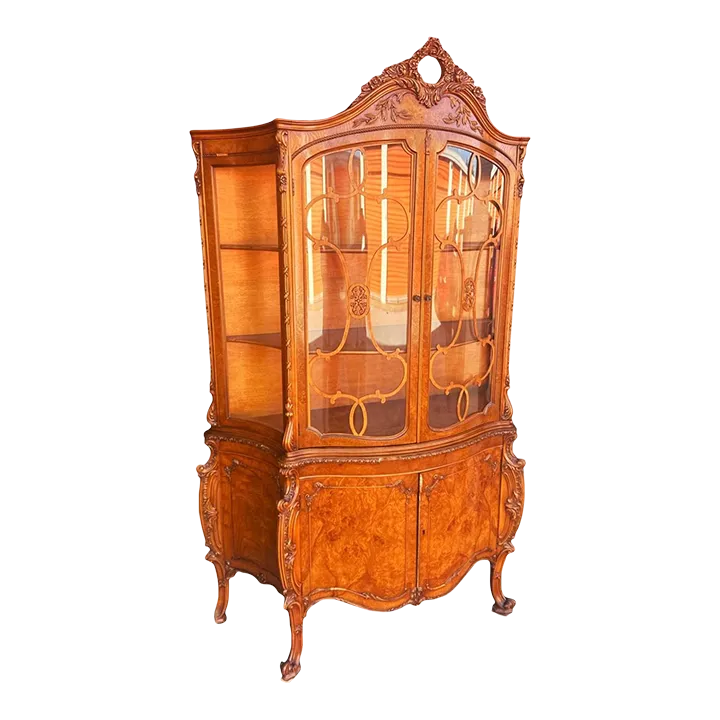 Romweber Louis XV Breakfront China Cabinet in Amber Burlwood - Vintage 1950s - Image 2