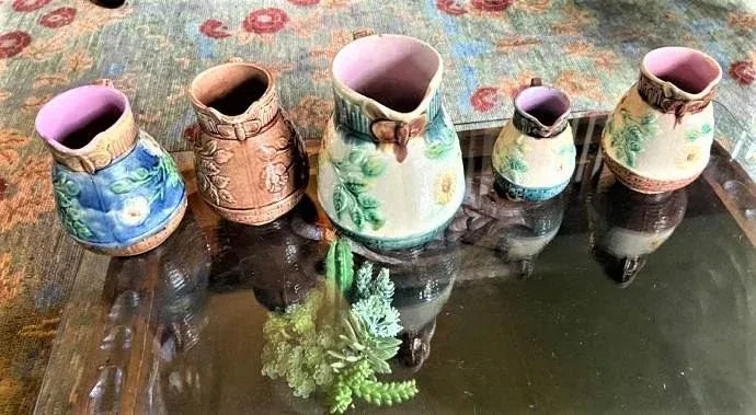1890s Butterfly Spout Arts & Crafts Etruscan Majolica Pitchers - Set of 5 - Image 13
