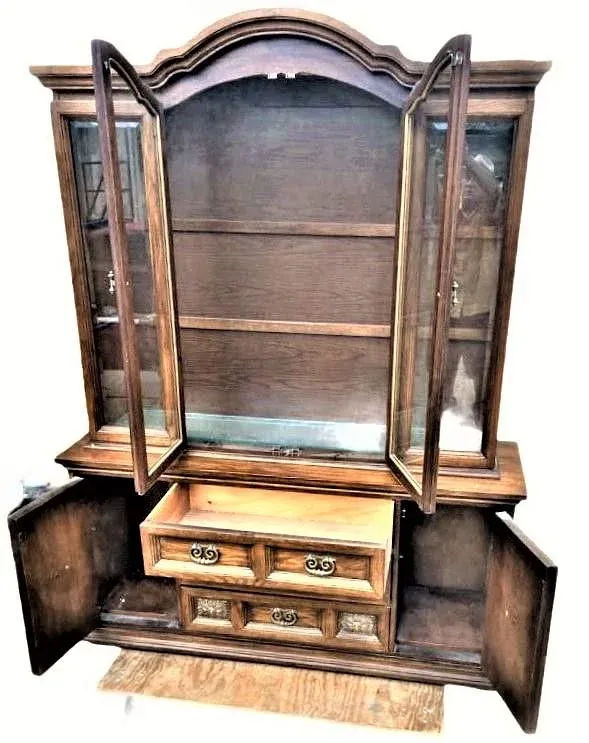 Vintage Breakfront Holman Manufacturing Large Spanish Revival Oak Standing China Cabinet - 1960s - Image 3