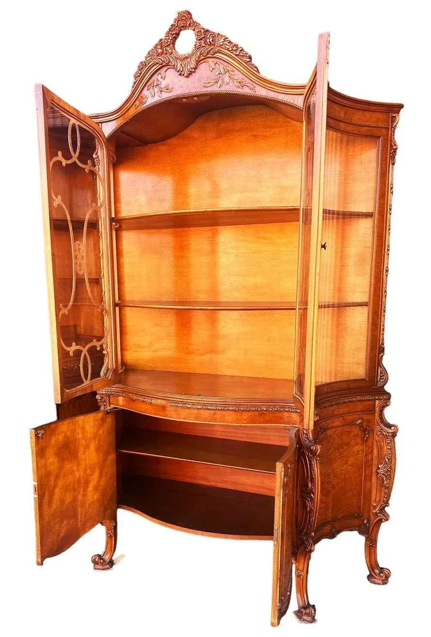 Romweber Louis XV Breakfront China Cabinet in Amber Burlwood - Vintage 1950s - Image 3
