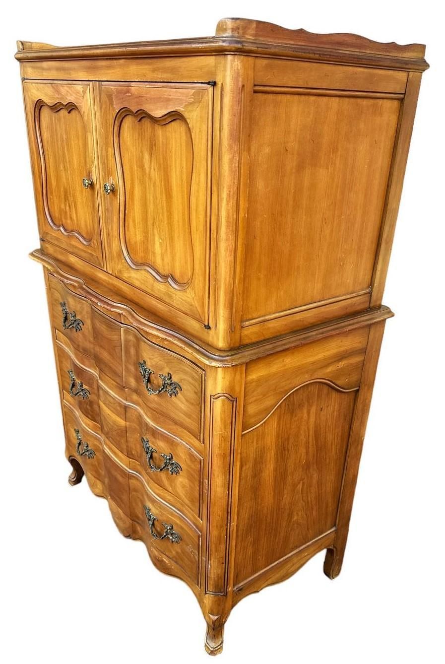John Widdicomb Grand Rapids Walnut Gentleman's Chest - Louis XV Style - Vintage Mid 20th Century - Image 3