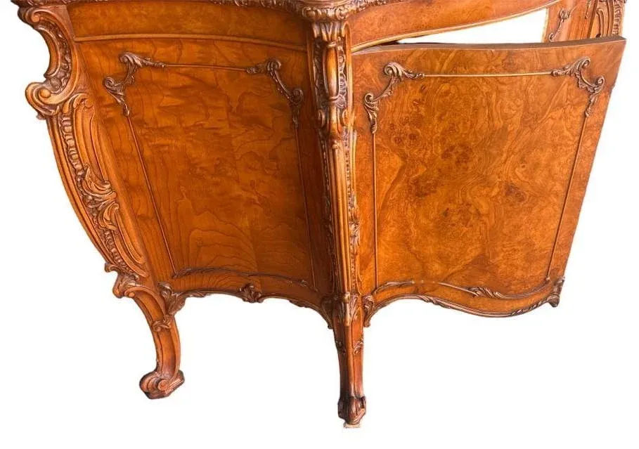 Romweber Louis XV Breakfront China Cabinet in Amber Burlwood - Vintage 1950s - Image 4
