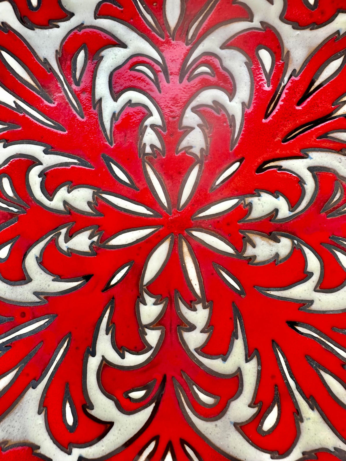 Crimson Acanthus Design Spanish 13.75” Ceramic Plate — Mid 20th Century - Image 4