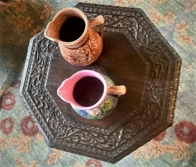 1890s Butterfly Spout Arts & Crafts Etruscan Majolica Pitchers - Set of 5 - Image 5