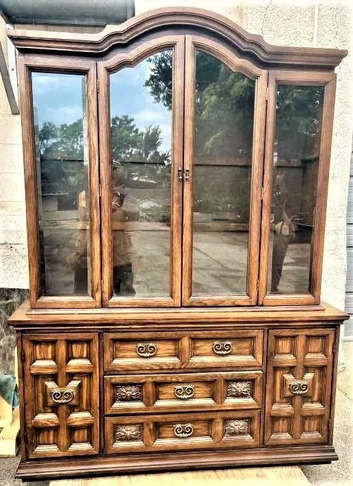 Vintage Breakfront Holman Manufacturing Large Spanish Revival Oak Standing China Cabinet - 1960s - Image 6