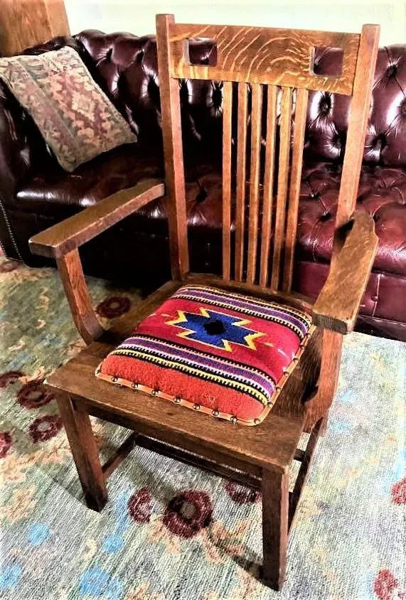 Antique in the Manner of Frank Lloyd Wright - Prairie Style Quarter Sawn Oak Arm Chair With Hand Woven Oaxaca Tapestry Seat - Early 20th Century - Image 6