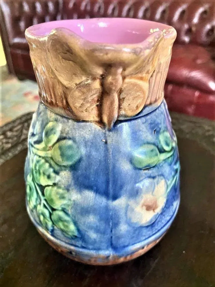 1890s Butterfly Spout Arts & Crafts Etruscan Majolica Pitchers - Set of 5 - Image 7