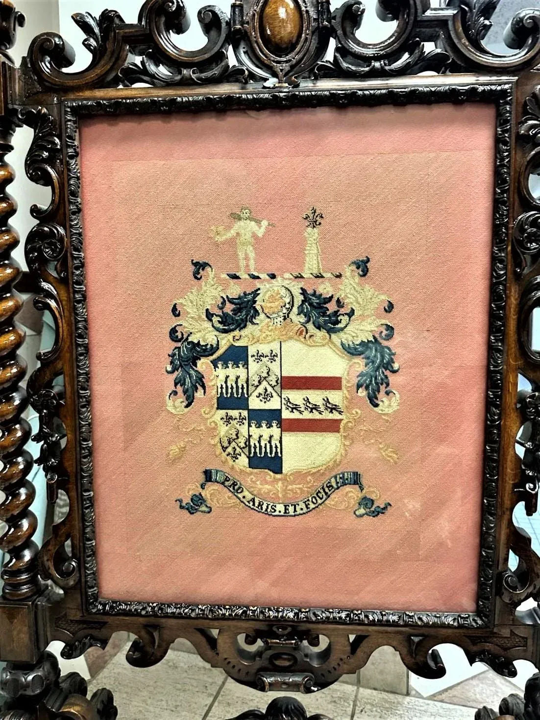 Antique Large Spanish Baroque Style Fire Screen in Carved Walnut and Needlepoint - Late 19th Century - Image 8