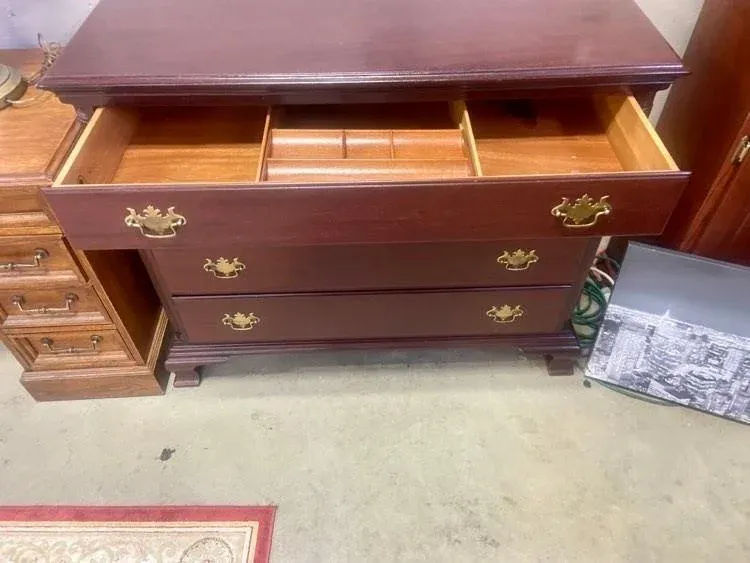Kindel Grand Rapids Furniture Vintage Solid Mahogany Georgian Dresser - Late 20th Century - Image 8