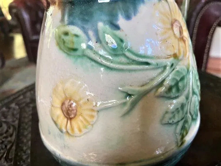 1890s Butterfly Spout Arts & Crafts Etruscan Majolica Pitchers - Set of 5 - Image 8