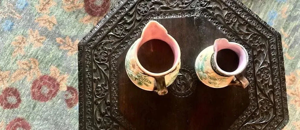 1890s Butterfly Spout Arts & Crafts Etruscan Majolica Pitchers - Set of 5 - Image 9