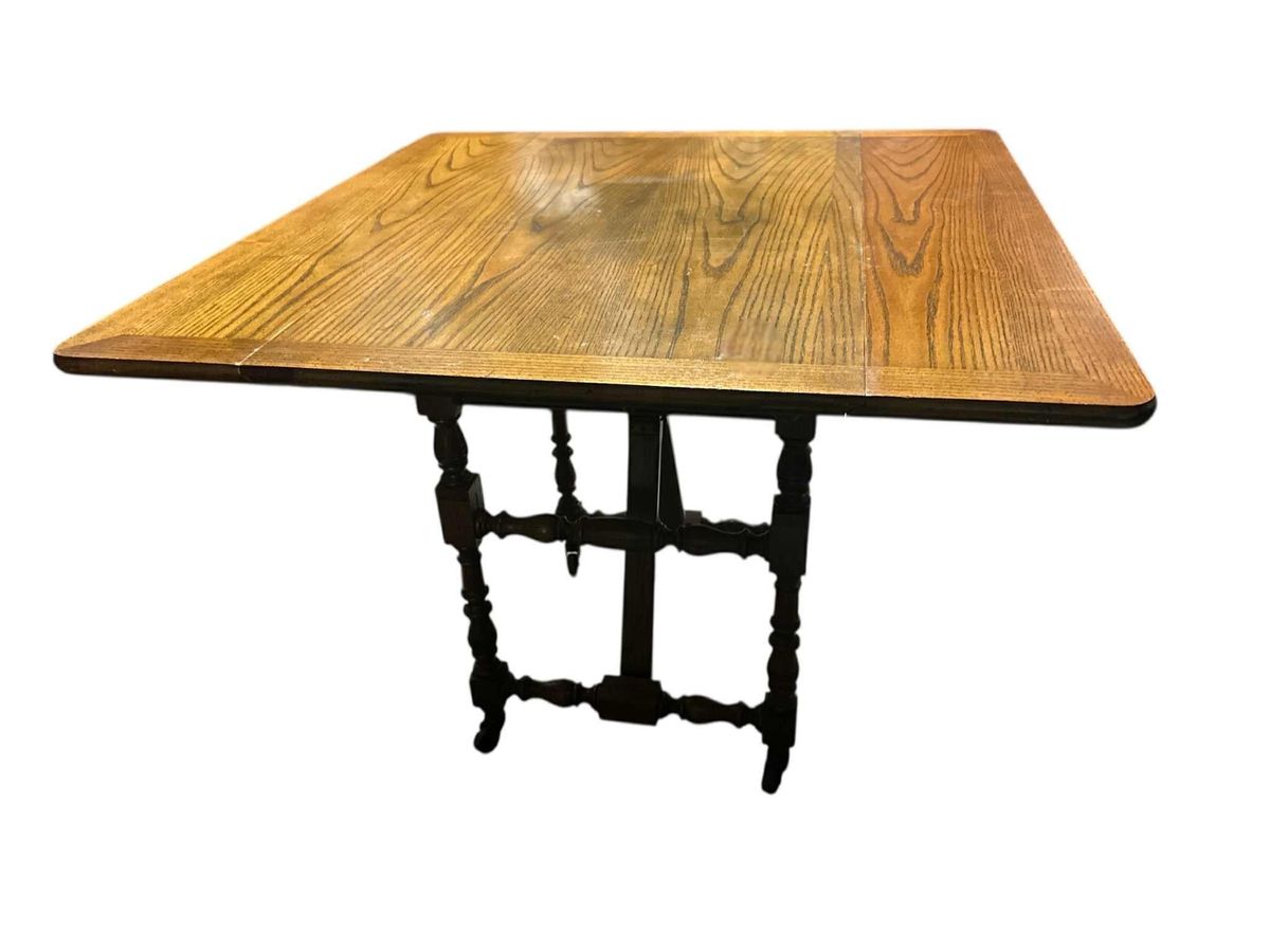 Late 20th Century Baker Furniture Vintage William & Mary Oak Drop Leaf 18” H Coffee Table Adjustable as 29” H Side Table - Image 9