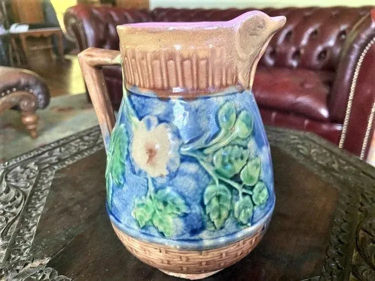 1890s Butterfly Spout Arts & Crafts Etruscan Majolica Pitchers - Set of 5 - Image 10