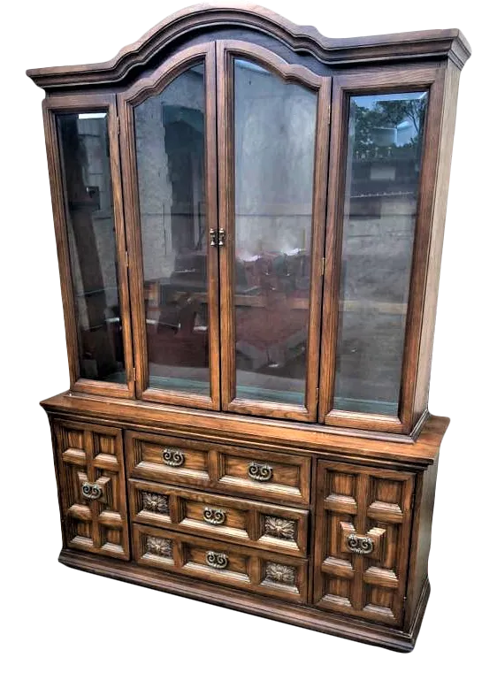 Vintage Breakfront Holman Manufacturing Large Spanish Revival Oak Standing China Cabinet - 1960s - Image 10